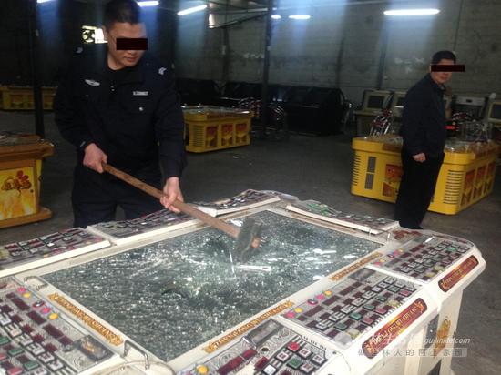 警方将赌博游戏机当场砸毁