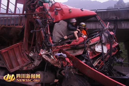 广元魔鬼路段发生车祸 货车驾驶室严重变形(图)