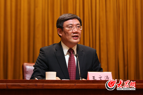 4月16日,省委常委、市委书记王文涛在济阳县垛石镇敬老院看望老人。 (本报记者 陈长礼 摄)