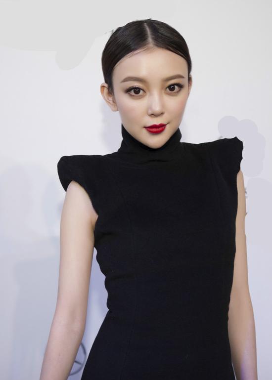 汪小敏参加中国时装周 获设计师称赞|汪小敏|设计师|时尚_新浪娱乐_新浪网