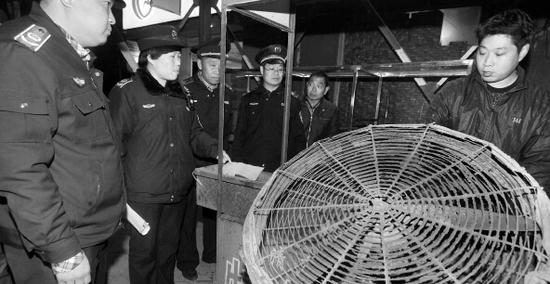 郑州开查夜市摊 污染占道都挨罚