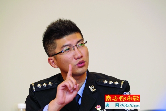 汤志光讲述工作经历。他是江门警界最早开公众号的民警,迄今发送300多条微信,基本每天一条。南都记者 孙振飞 摄