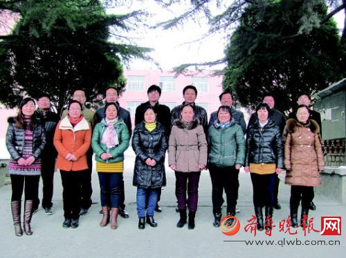 腰关中学部分夫妻教师合影。本报记者 程凌润 摄