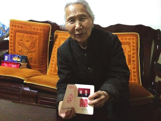 邢玉蓮老人拿出結(jié)婚證給記者看