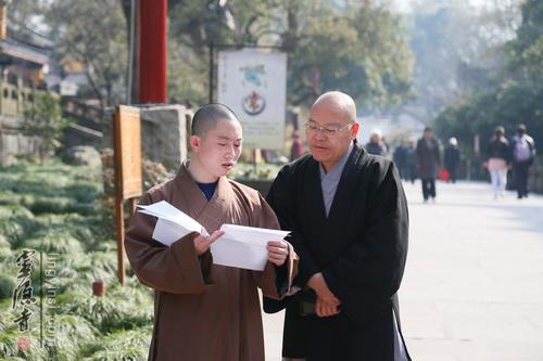 光泉大和尚与衍空法师在交流研讨会事宜
