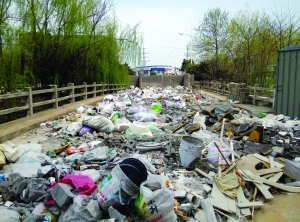 南京:回收点堆不下 小区建筑垃圾铺满桥(图)
