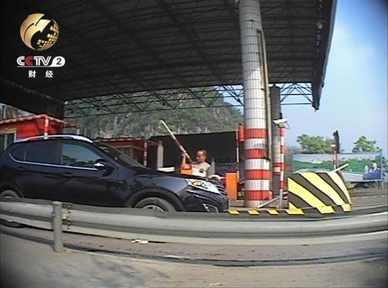 车辆为逃过7元路费 每天绕道从夹缝通过 收费站工作人员未制止