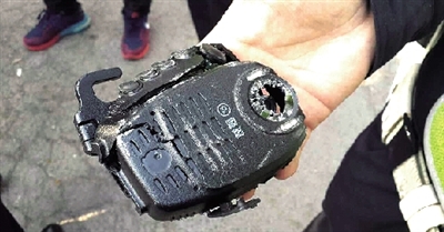 民警的執(zhí)法記錄儀被摔碎。