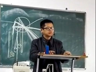 大学物理老师用钢丝磁铁弹奏 菊花台 (图)