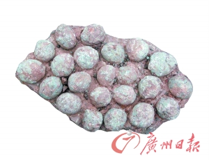 嫌疑人用胶水把恐龙蛋粘成“一窝”。