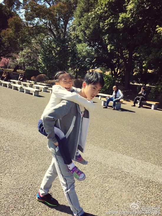 张艺谋妻子晒儿女温馨照:哥哥背妹妹有爱