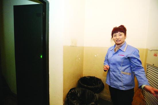 失主吃完盒饭把5万元钱扔垃圾桶 保洁员捡到上