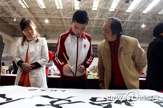 书法家张魁向曲江一中的学生书法爱好者传授书法创作技艺。