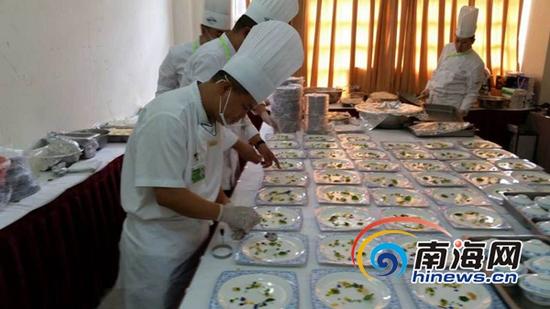 很荣幸能代表海南为博鳌亚洲论坛上的国家领导人做菜,其实领导人的菜都是家常小菜,并无特殊食物,中国老百姓都能吃得起。”3月28日,博鳌亚洲论坛开幕,海口海珊瑚主题餐厅出品总监高飞在为元首做完菜后,向南海网记者分享了这些特殊的经历。(高飞本人供图)