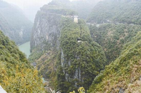 鶴峰縣屏山村躲避峽蜿蜒而出，只有一座石橋連接兩岸。