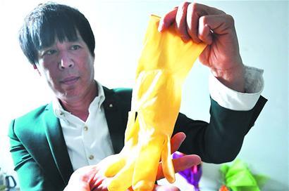 青島手套哥用鼻孔吹爆橡膠手套 上央視報銷1500元