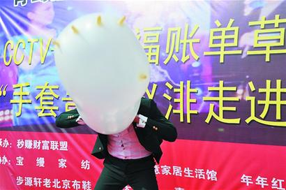 青島手套哥用鼻孔吹爆橡膠手套 上央視報銷1500元