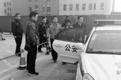 犯罪嫌疑人蘇峰被警方帶走
