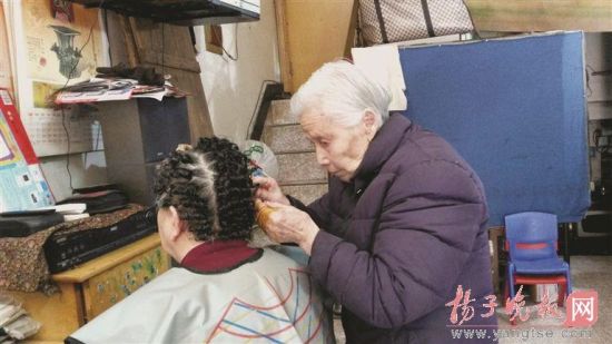 店主太忙,95歲老母親幫忙打下手