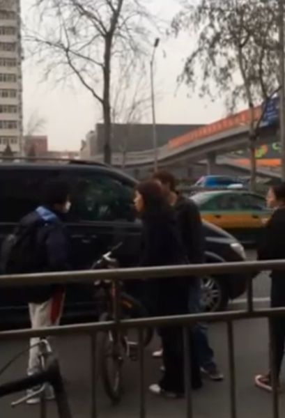 学生拍占道车遭到车上3女1男围攻谩骂。