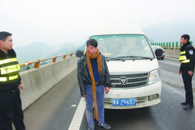 疯狂面包车无证驾驶 超速逆行还向外掉落物品