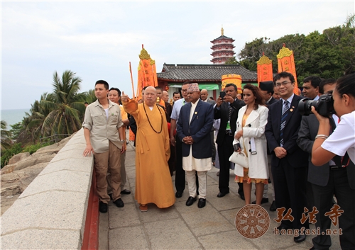 在印顺大和尚的带领下，亚达夫总统参访南山寺