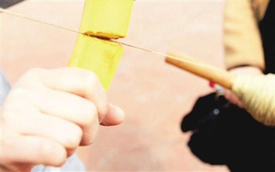 資料圖：實驗中，香蕉被風箏線輕易割斷。