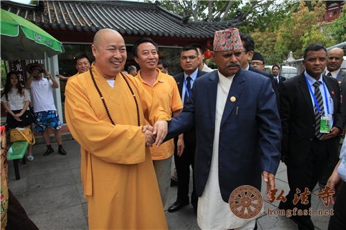 亚达夫总统参访南山寺，受到印顺大和尚的热烈欢迎