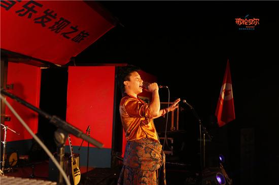 藏族音乐人班九演唱