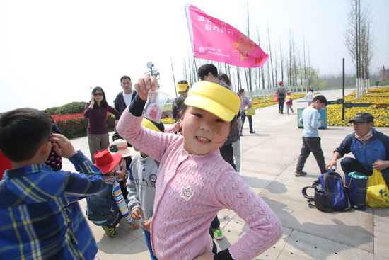 暴走小蜗牛首秀登场 微笑一班毅力前行