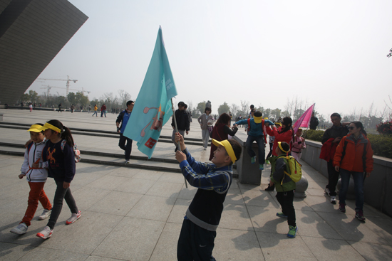 暴走小蜗牛首秀登场 微笑一班毅力前行