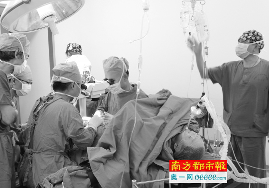 郑某在顺德和平外科医院接受显微外科手术。医院供图