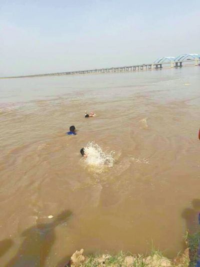 事发时，武耀宗的同事用手机拍下的影像，最远处是下水救人的武耀宗。