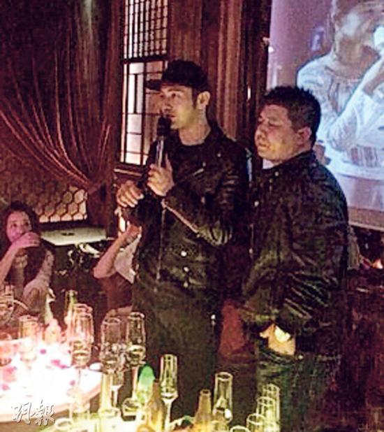 黄晓明在北京一间夜店跟朋友唱歌