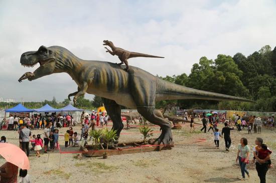 海南最大的恐龙主题公园日前在万宁东山岭的山脚密林中开园