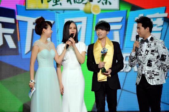 华晨宇荣获风云榜奖项 与左立携手走红毯|华晨