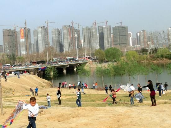 西流湖公园内，许多市民带着孩子在放风筝。