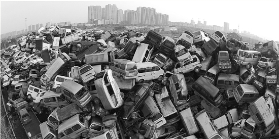 杭州余杭现汽车坟墓 2000多辆报废车堆积如山