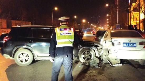 黑色豐田越野車撞上路邊停放的白色本田轎車