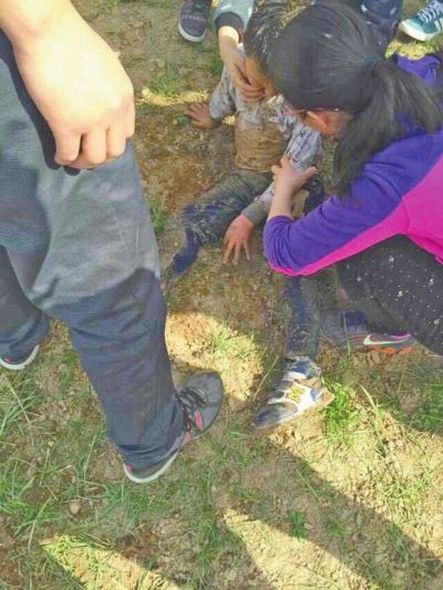 眾人相救，7歲小男孩安全上岸。