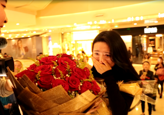 成都小伙花海求婚成功 女友感动哭成泪人