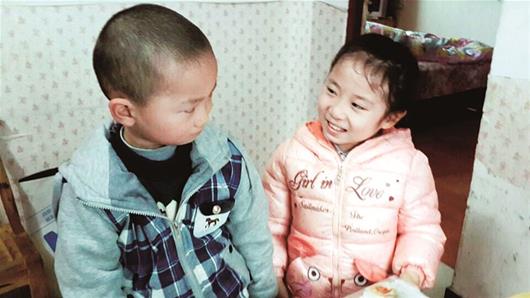 图为:姐弟俩站在一起,大6岁的思思更像是妹妹