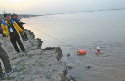 天色越來越晚，救援隊員仍在下水搜救。