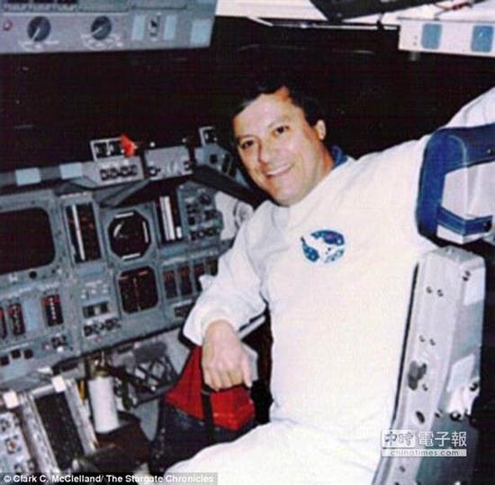 这是克拉克20年前在NASA工作时的照片。