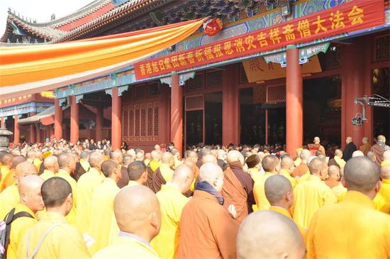 大雄宝殿前站满了参会的法师