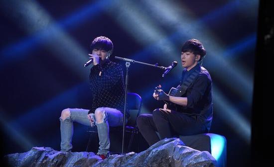 华晨宇左立默契合唱