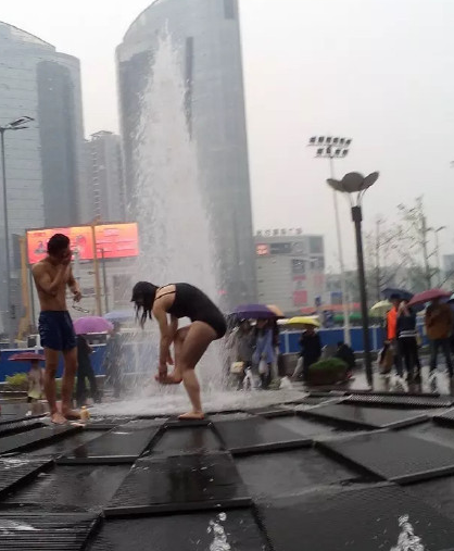 女的仅穿一件连体泳衣,男的仅穿条泳裤