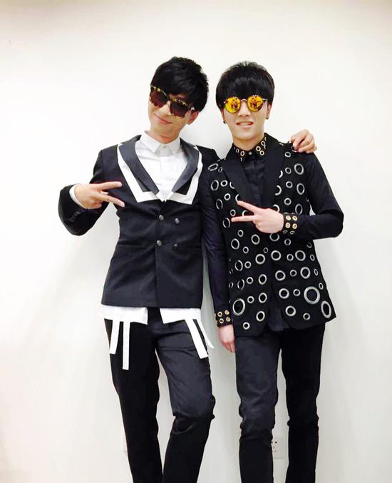 华晨宇左立后台搞怪合影