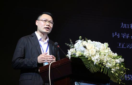 十点读书负责人林少做演讲《十点读书自媒体百万粉丝的运营之道》。他融合了十点读书的运营模式,将自媒体的驱动力是什么,商业模式是什么,花多长的时间,把自媒体做到1万、10万和100万粉丝,内容方面的竞争力等四个问题结合实例加以分析。