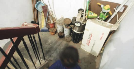 郑州老旧小区杂物堆放楼道存火灾隐患